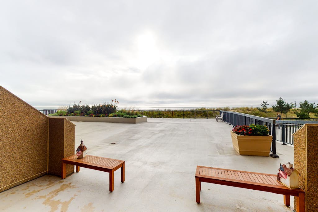 Sea Colony Ocean 1st floor condo w/ pools, private beach and free WiFi