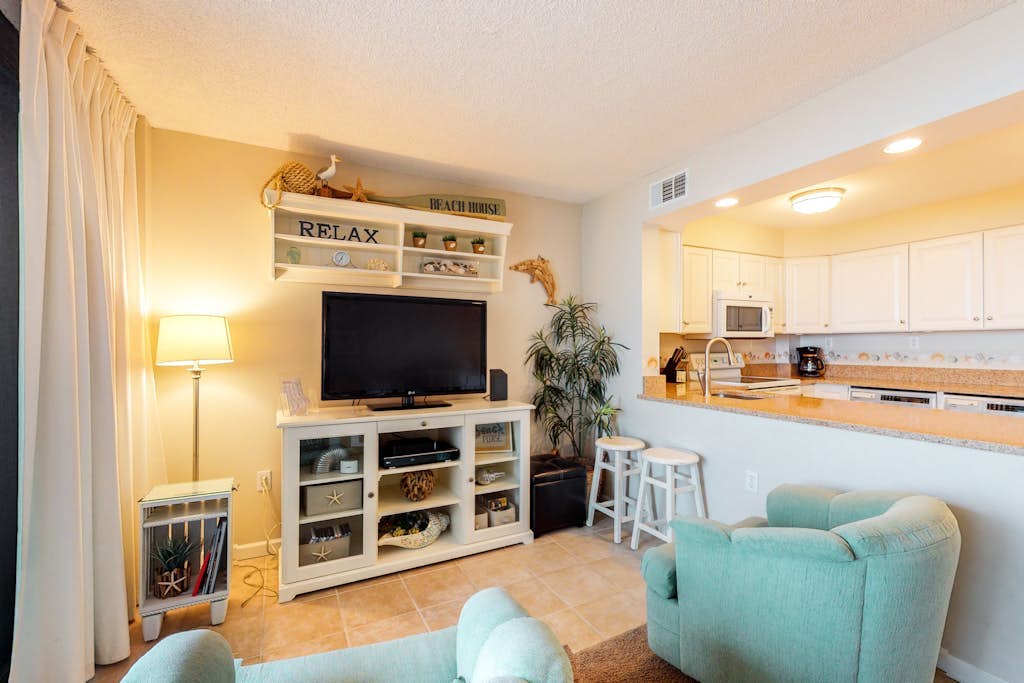 Sea Colony 3rd floor condo w/ elevator, shared tennis court & gym - ocean view