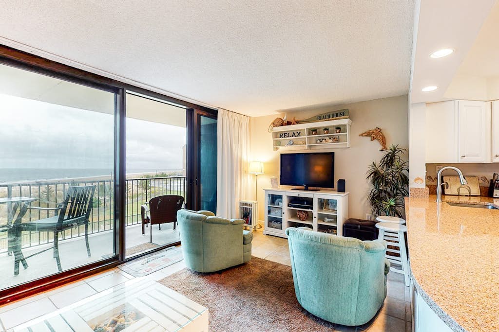 Sea Colony 3rd floor condo w/ elevator, shared tennis court & gym - ocean view