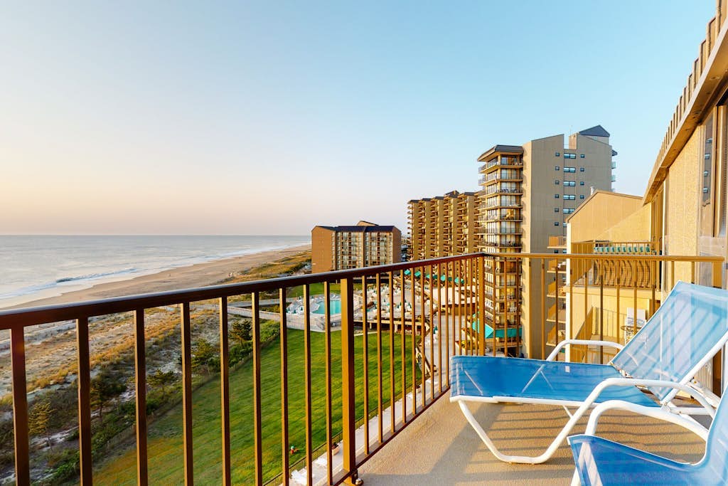 Sea Colony 9th floor condo w/ free WiFi, pool, and balcony with ocean view