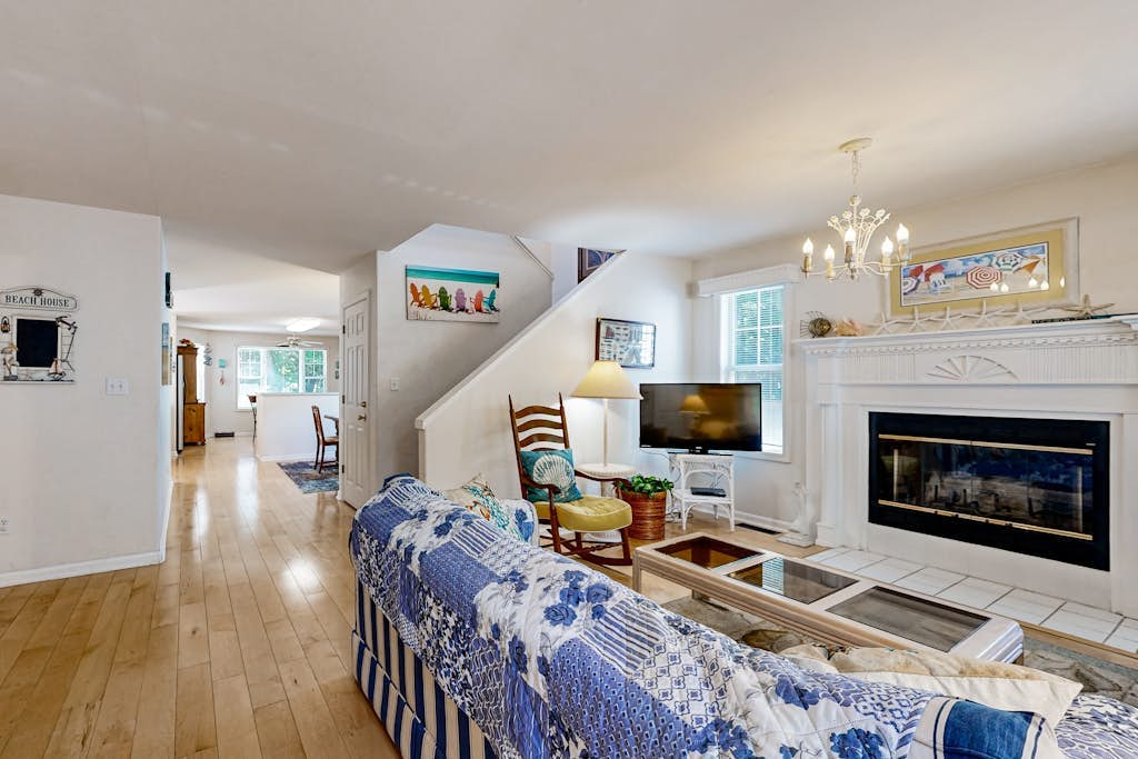 Savannahs Landing home w/ gas grill & shared pool, tennis, & playground