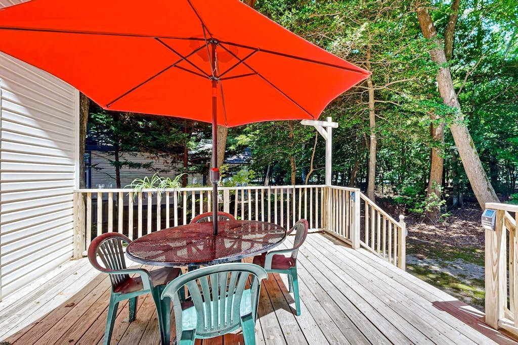 Savannahs Landing home w/ gas grill & shared pool, tennis, & playground