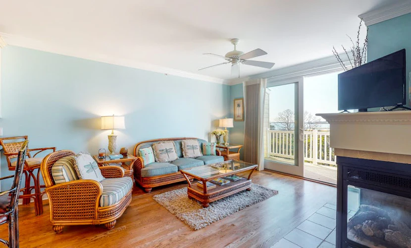 Salt Meadows townhouse w/ elevator, gas fireplace & community pool and pier