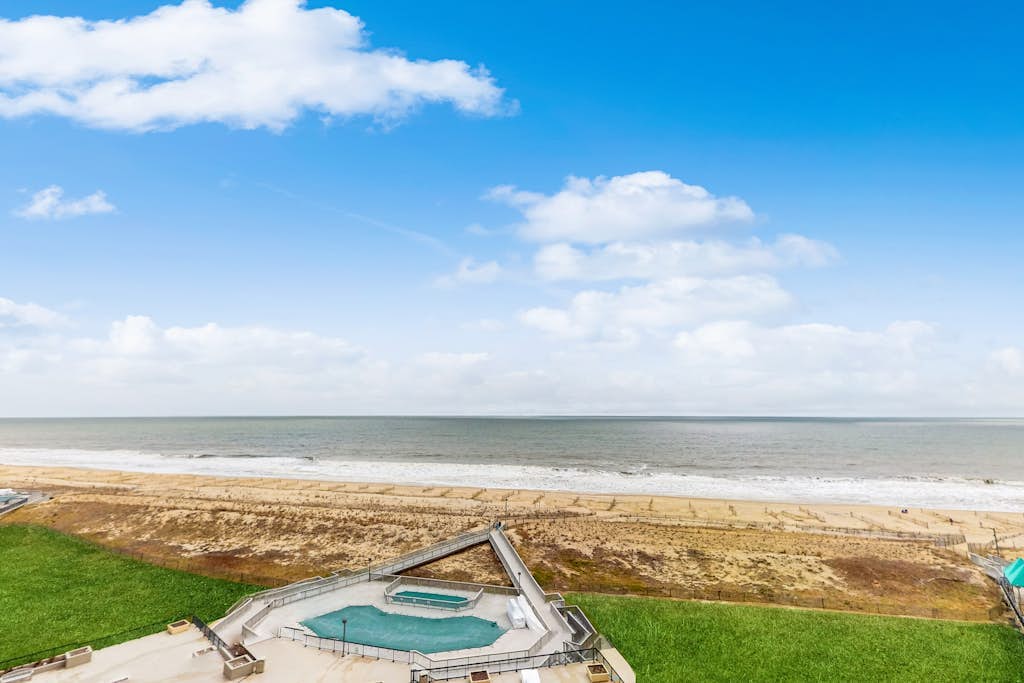 Sea Colony Ocean 8th floor condo w/ elevator, tennis court, and shared sauna