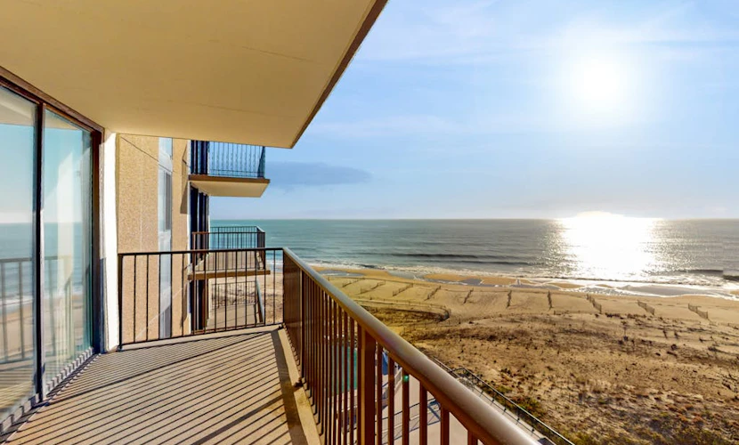 Sea Colony 7th floor condo with gym, shared sauna, and ocean views