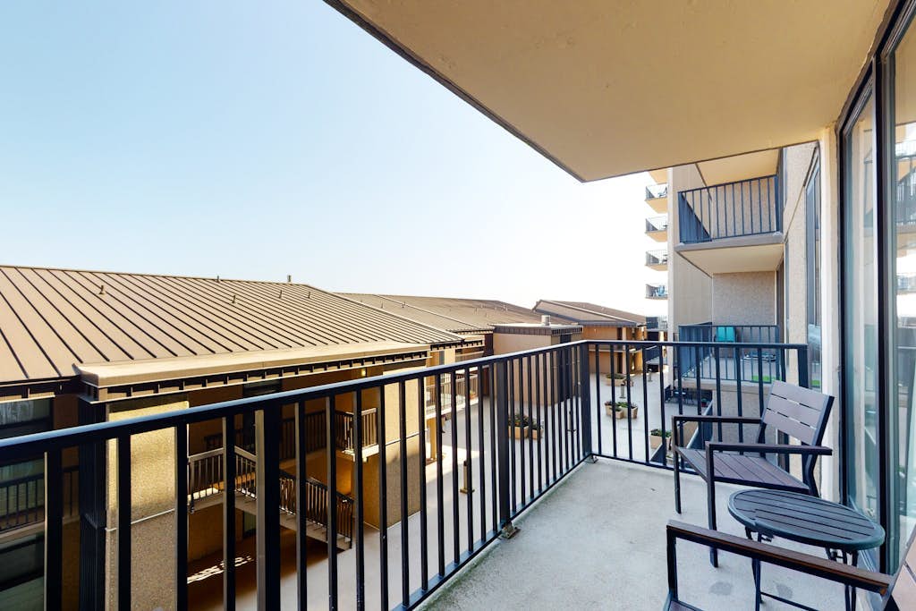 Sea Colony oceanfront 3rd floor condo w/ shared sauna, basketball court, balcony