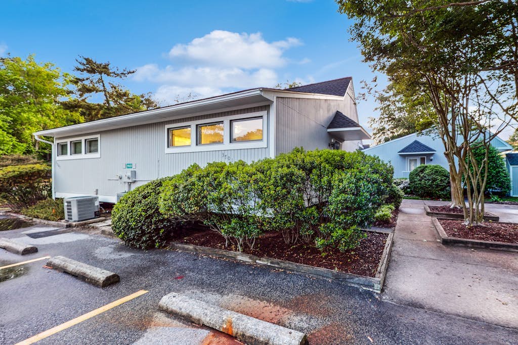Sea Colony Tennis 1st floor condo w/ pool, free WiFi, and gym