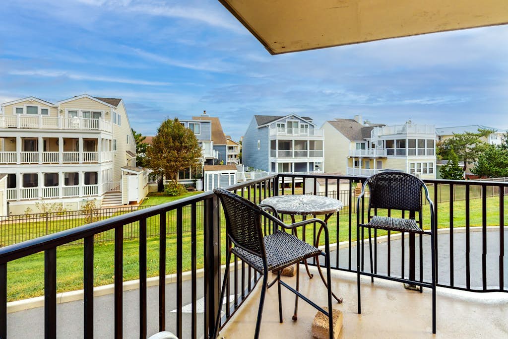 Sea Colony oceanfront 1st floor condo w/ elevator and shared pool