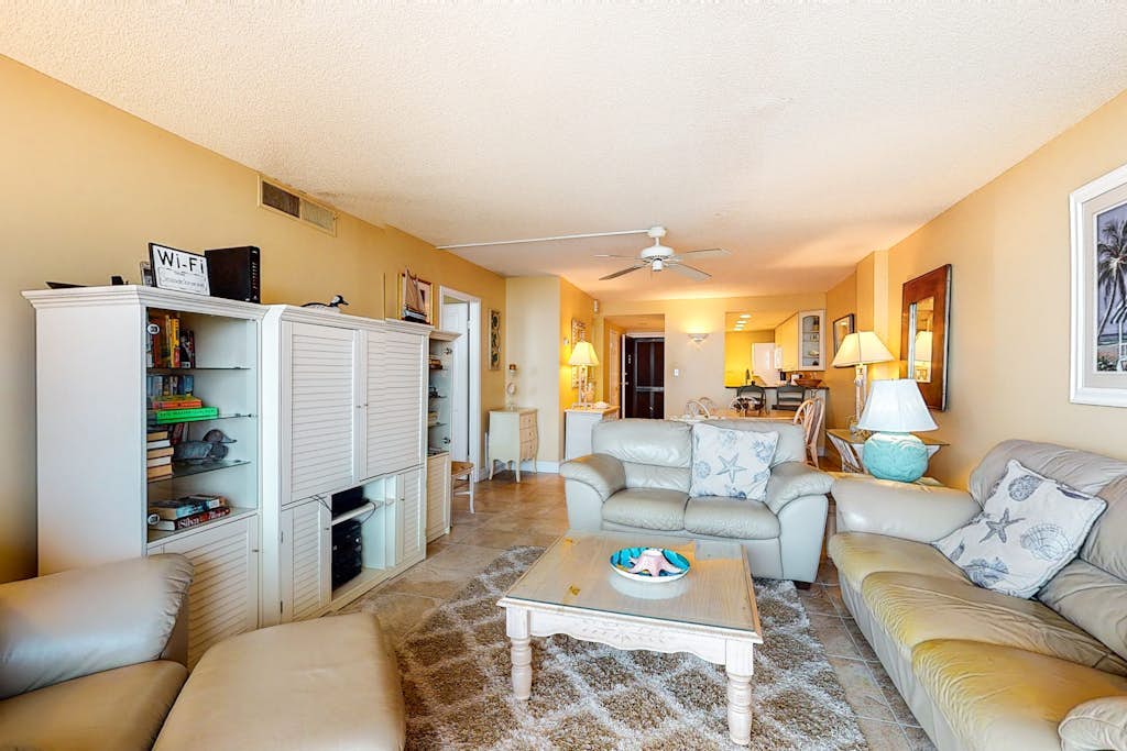Sea Colony 5th floor condo w/ balcony, gym, basketball court- partial ocean view