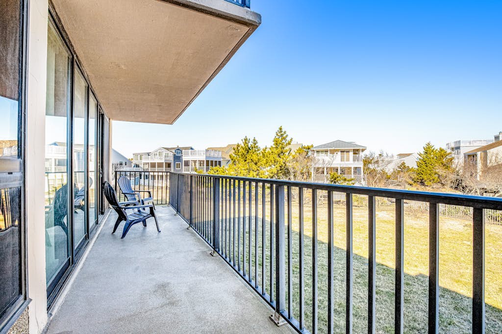 Sea Colony 1st floor condo w/ tennis court, shared sauna & balcony w/ ocean view