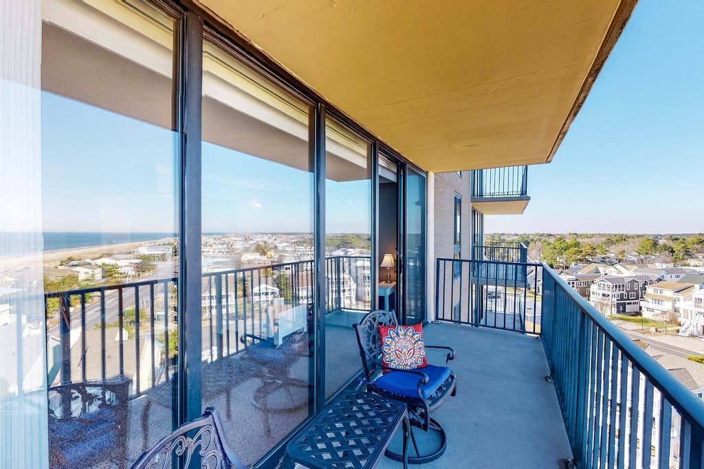 Sea Colony 8th Floor Condo w/ Private beach, Gym, & balcony with ocean view