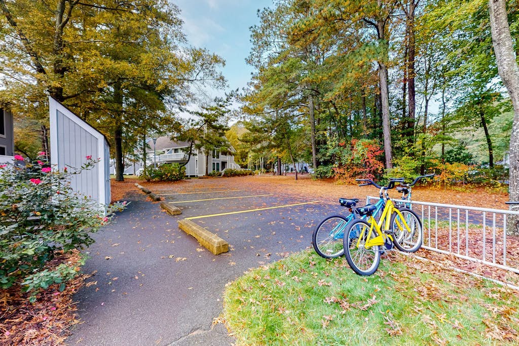 Sea Colony Tennis 1st floor condo w/ free WiFi, lake view, and shared sauna