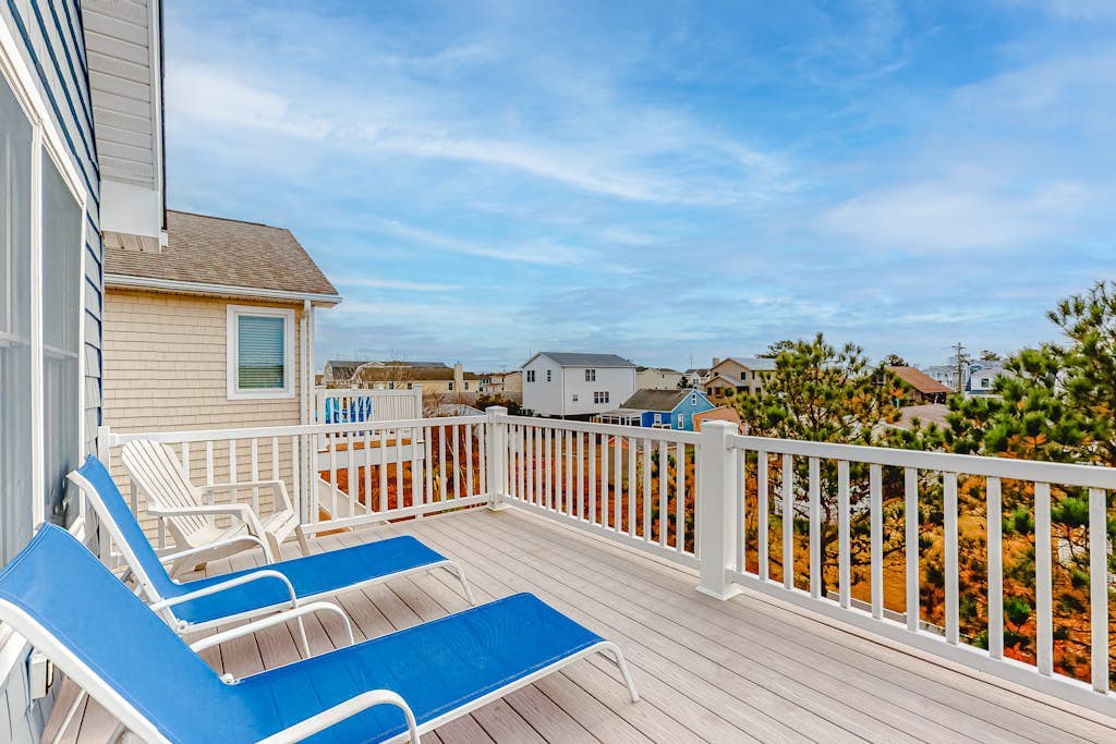 Downtown Bethany Beach house w/ gas grill, outside shower and screened porch