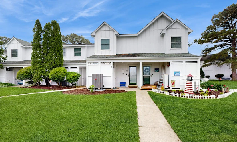 Mallard Lakes Waterfront Getaway w/ Free WiFi, A/C, Shared Pools, & Hot Tub