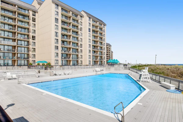 Sea Colony condo with a pool, gym, hot tub, sport courts, & W/D - beach views