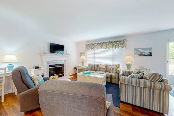 Bayberry Woods home close to Bethany Beach with pool & private washer/dryer