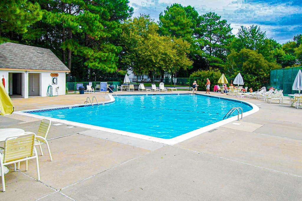 Bayberry Woods townhouse with access to pool/tennis, fireplace & washer/dryer
