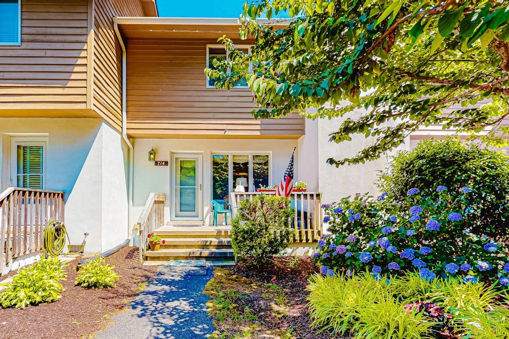 Bayberry Woods townhouse with access to pool/tennis, fireplace & washer/dryer