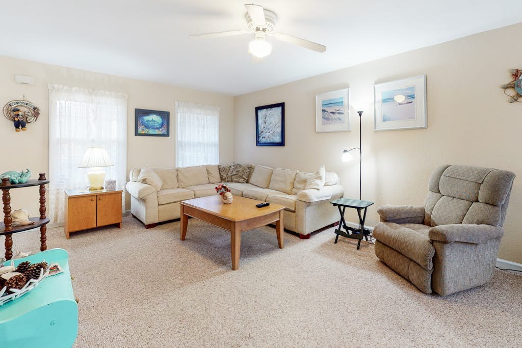 Clearwater Home, perfectly located w/Shared Pool, Private Washer/Dryer, & WiFi