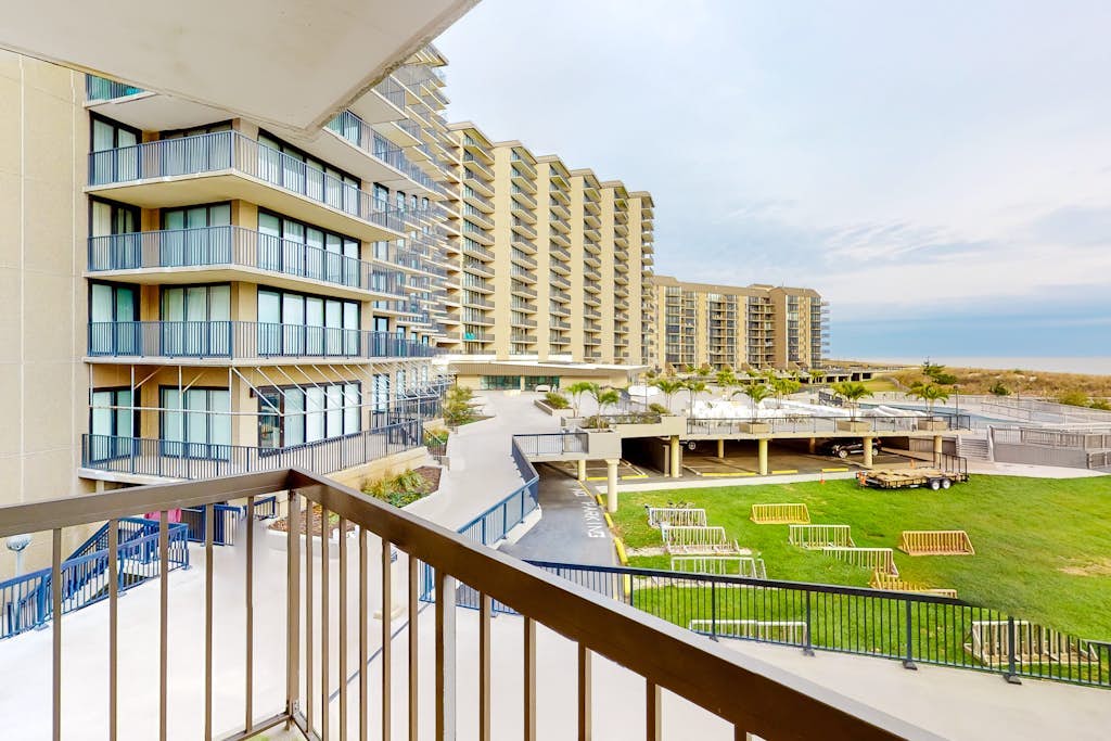 Sea Colony Oceanside Condo W/Free WiFi, Shared Pool, & Private Washer/Dryer