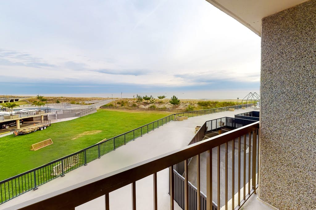 Sea Colony Oceanside Condo W/Free WiFi, Shared Pool, & Private Washer/Dryer