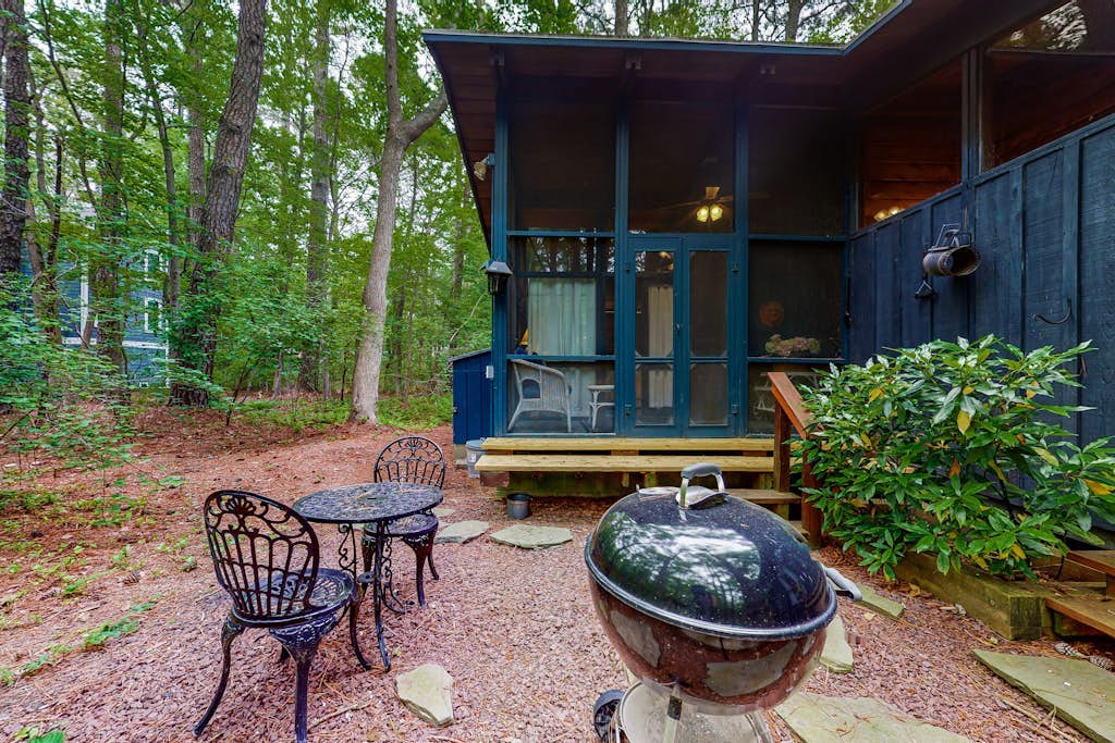 Middlesex Beach home close to water with screened porch & alfresco dining