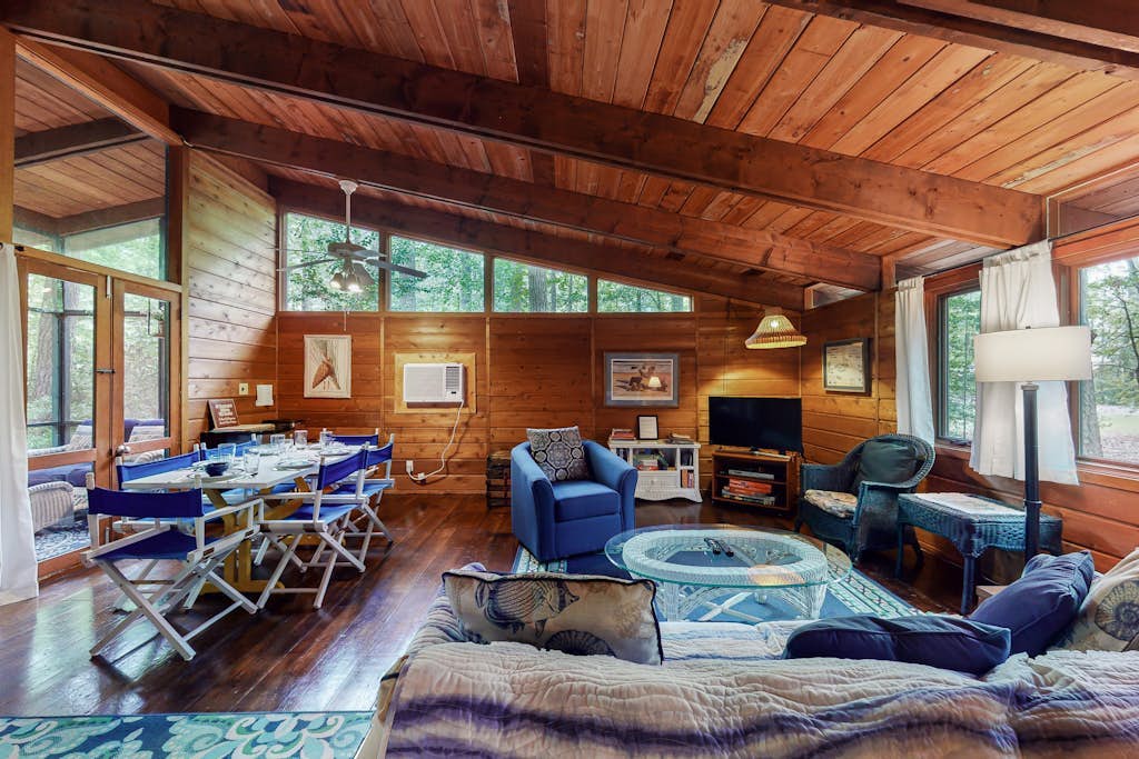 Middlesex Beach home close to water with screened porch & alfresco dining