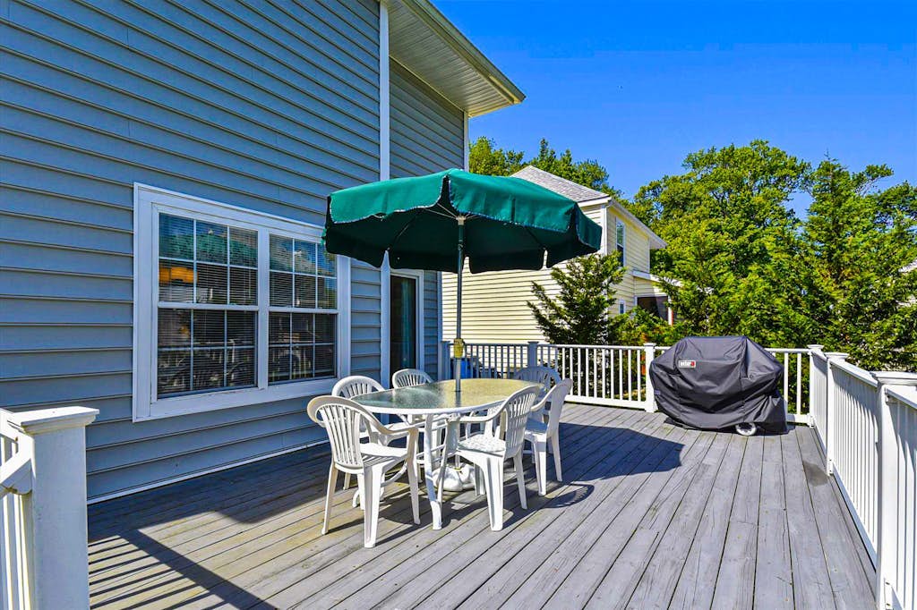 Clear Water Home Close to the Beach w/Shared Pool, Private Washer/Dryer