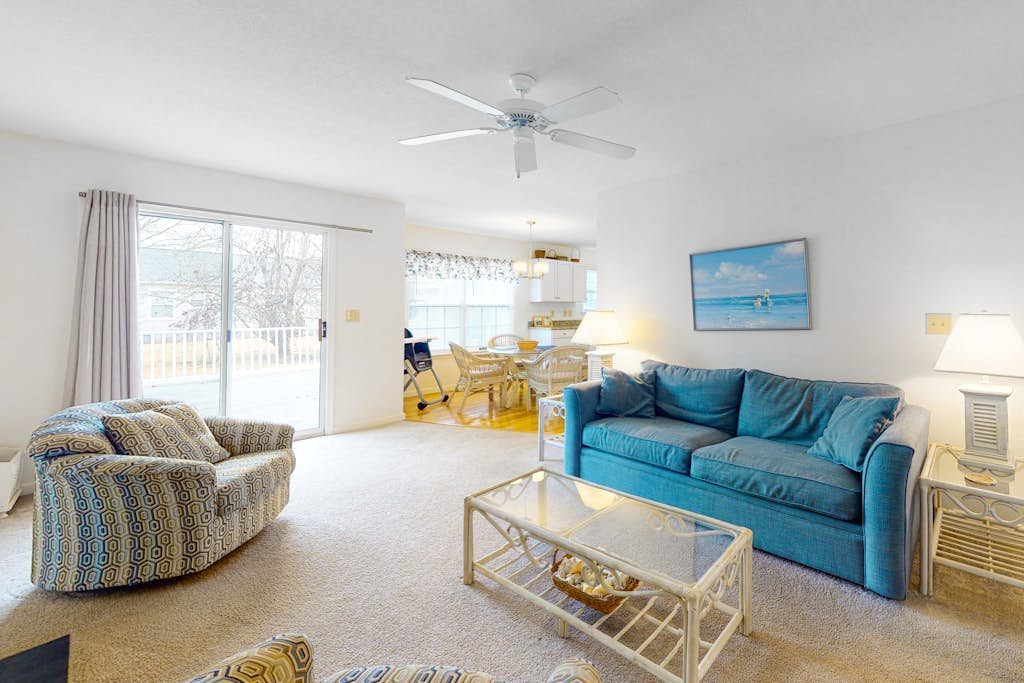 Clear Water Home Close to the Beach w/Shared Pool, Private Washer/Dryer