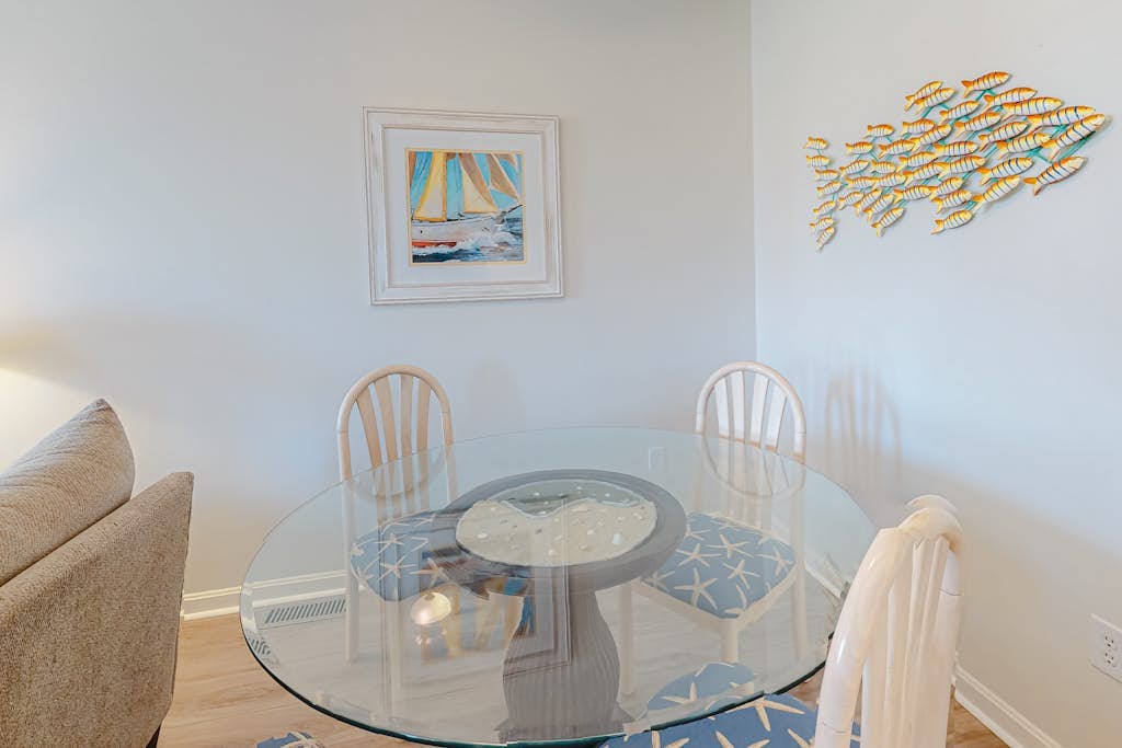 Kensington Court Townhouse w/Coastal Decor, Shared Pool, & Free WiFi - Near Beach