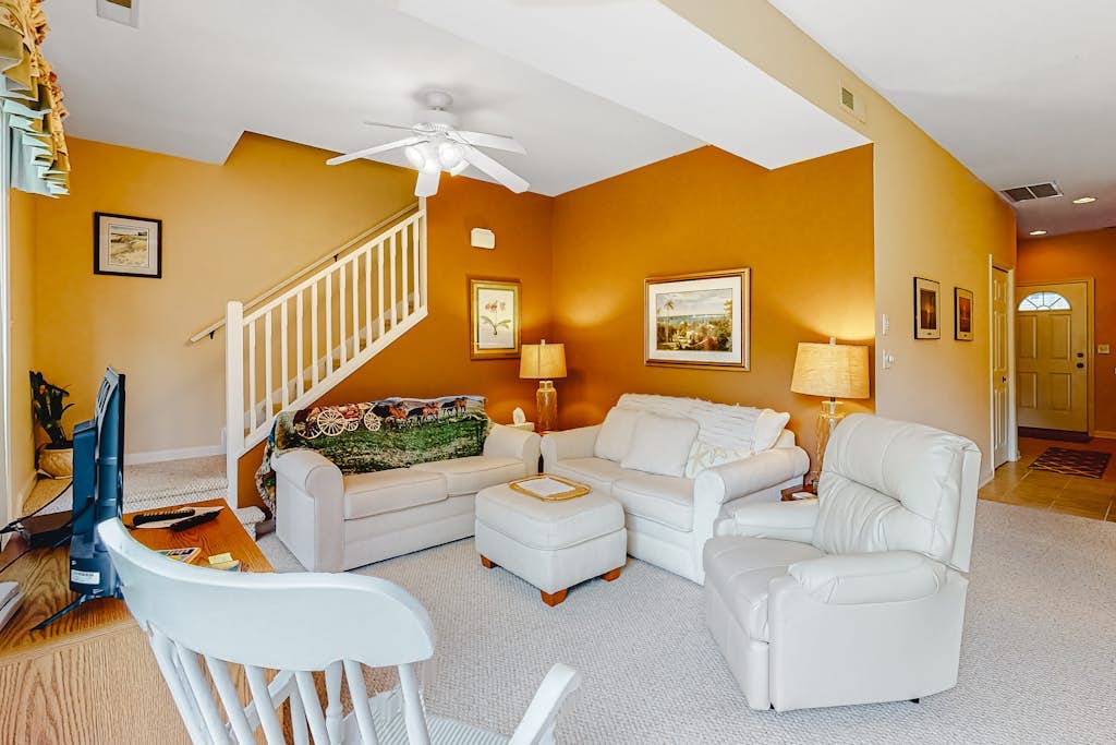 Salt Pond townhome with screened porch, AC & paid-access pools, tennis & gym