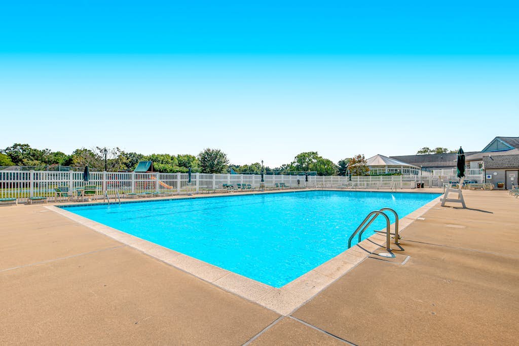 Salt Pond townhome with screened porch, AC & paid-access pools, tennis & gym