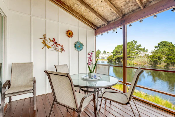 Mallard Lakes Home Overlooking the Water w/Shared Pool, Free WiFi, W/D