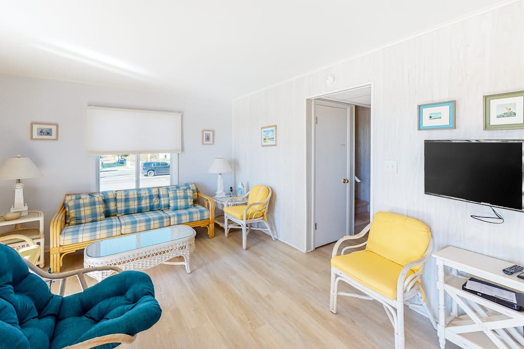 Sandywalk Townhouse Right on the Beach with Free WiFi, Private Washer/Dryer