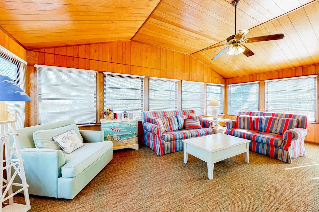 The Canal Retreat Short Walk From the Beach w/Private Washer and Dryer + Free WiFi