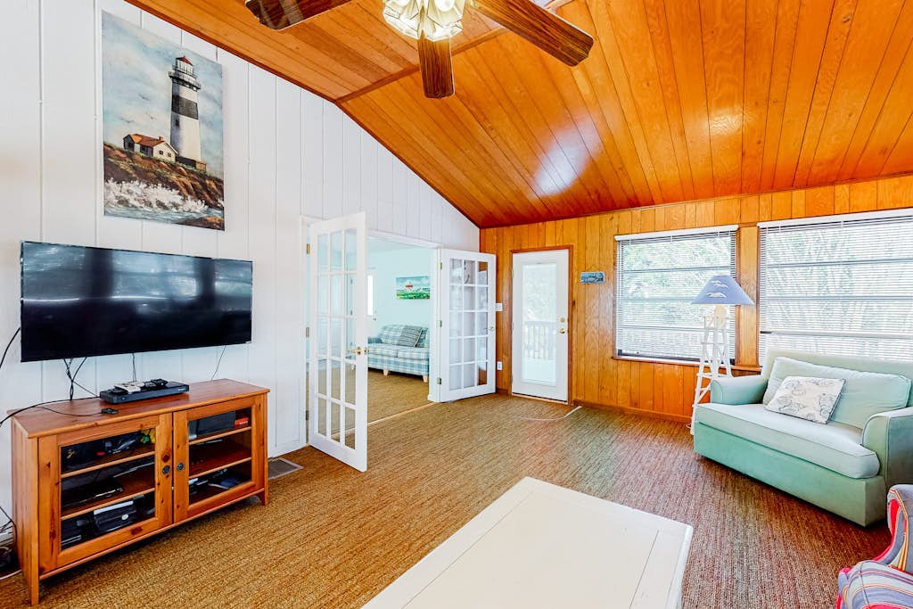 The Canal Retreat Short Walk From the Beach w/Private Washer and Dryer + Free WiFi