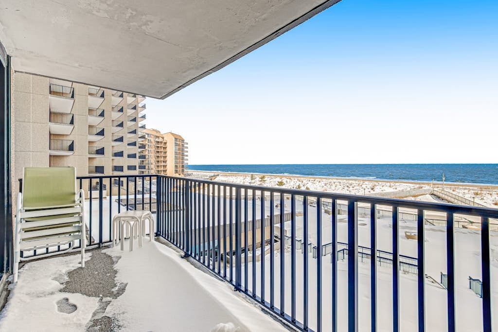 Newly updated Sea Colony gem with pools, hot tubs, beach access, & more