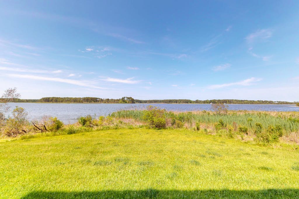 Bayville Shores home just steps from the water with pool & tennis courts
