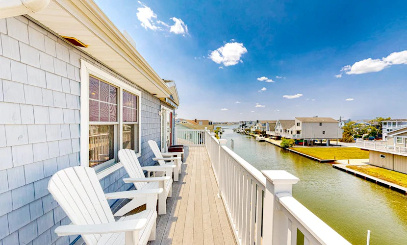 Town of Fenwick island home on the water with dock & central A/C - dogs OK
