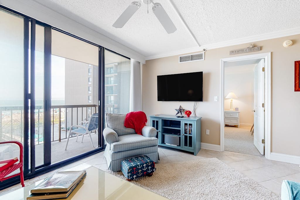 Sea Colony beachfront condo with balcony, fast WiFi, pools, gym & central AC