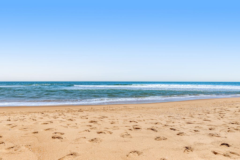 Sea Colony beachfront condo with balcony, fast WiFi, pools, gym & central AC