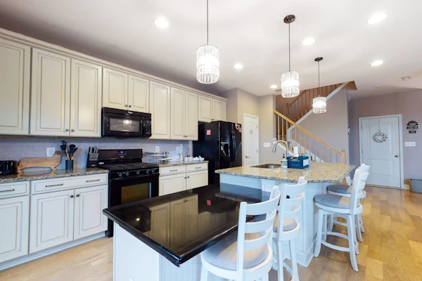 Bishops Landing Furnished Home w/Private Washer/Dryer, Shared Pool, WiFi