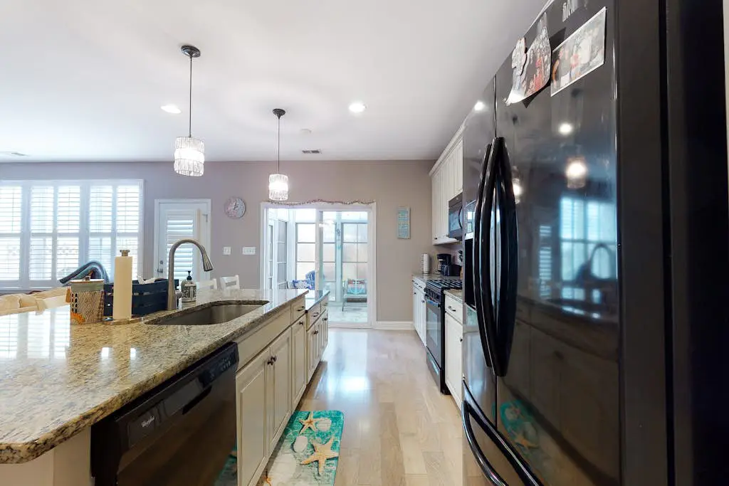Bishops Landing - 16985 Bellevue Ct