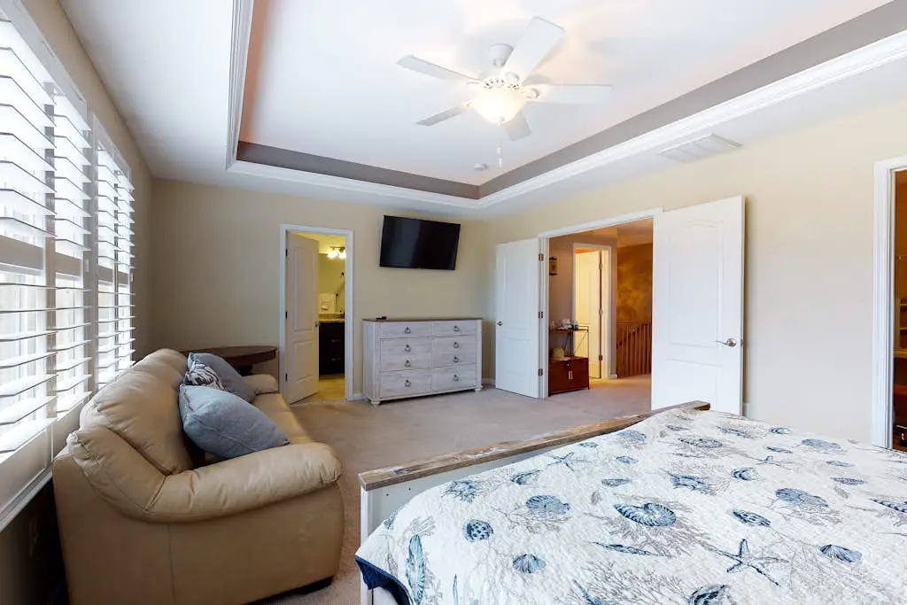 Bishops Landing - 16985 Bellevue Ct