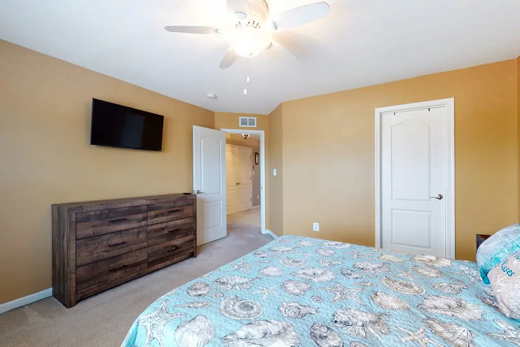 Bishops Landing - 16985 Bellevue Ct