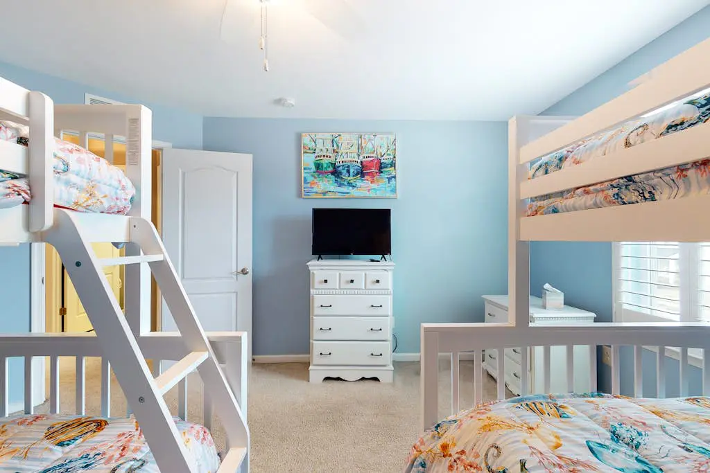 Bishops Landing - 16985 Bellevue Ct