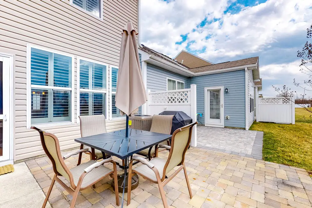 Bishops Landing - 16985 Bellevue Ct