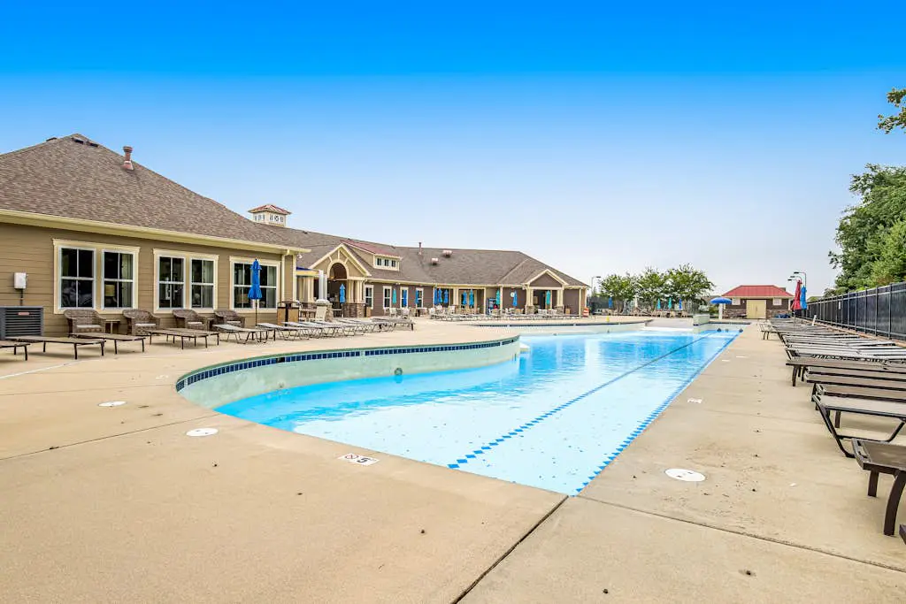 Bishops Landing - 16985 Bellevue Ct