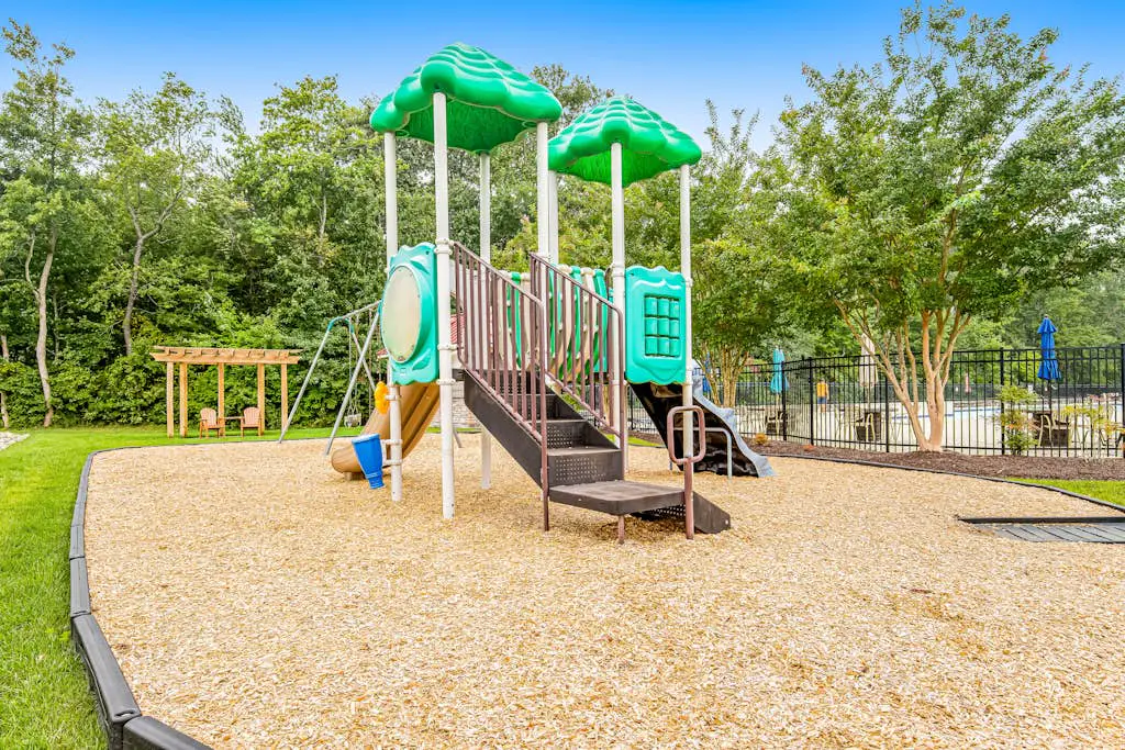 Bishops Landing - 16985 Bellevue Ct