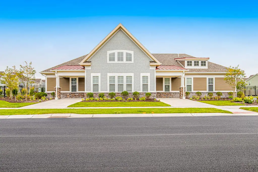 Bishops Landing - 16985 Bellevue Ct
